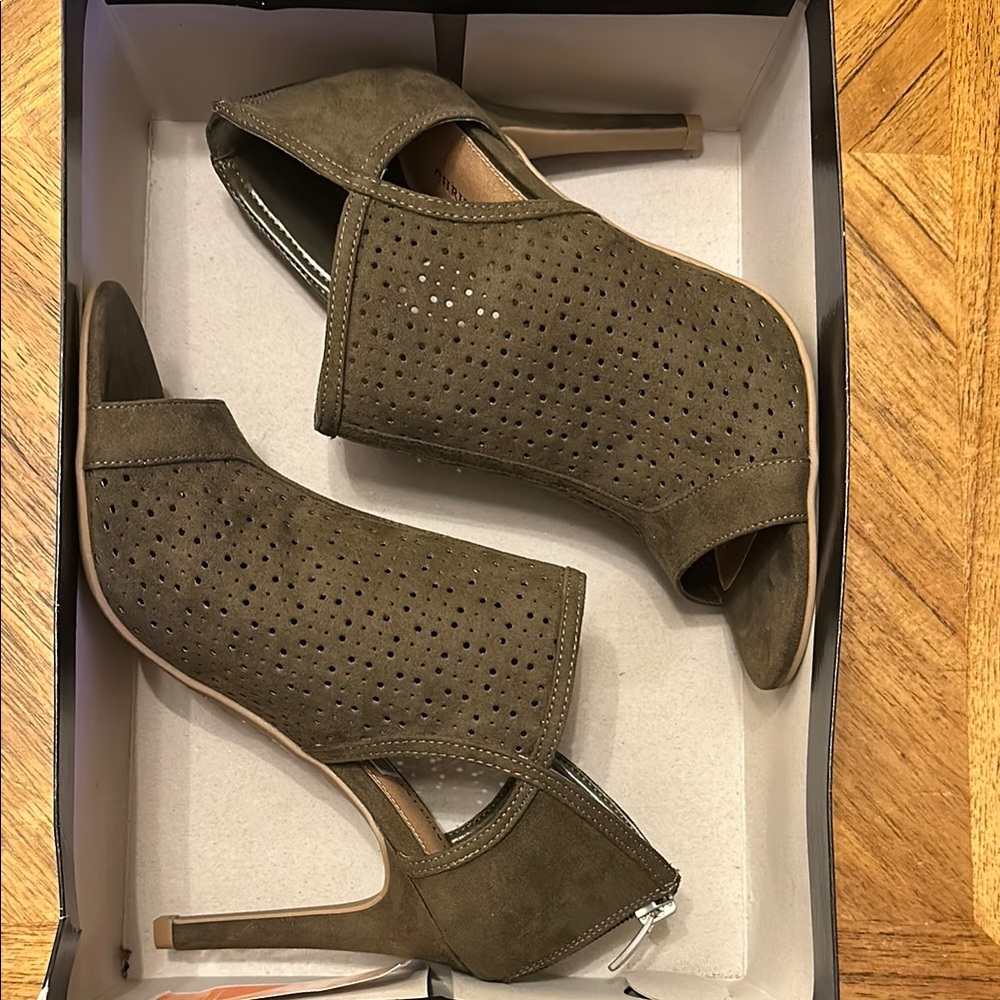 Christian Siriano Payless Heels
Womens Size 9.5 Green Open
Toe Shoes